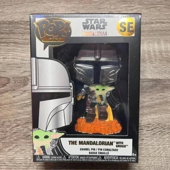 Funko POP! Pins: #SE Star Wars: The Mandalorian - Mando Holding Grogu - Picture 1 of 6
